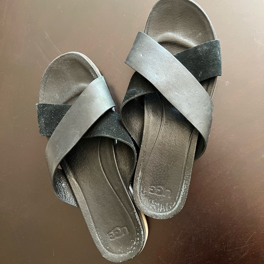 UGG Black and Tan Criss-Cross Slides - Picture 2 of 4